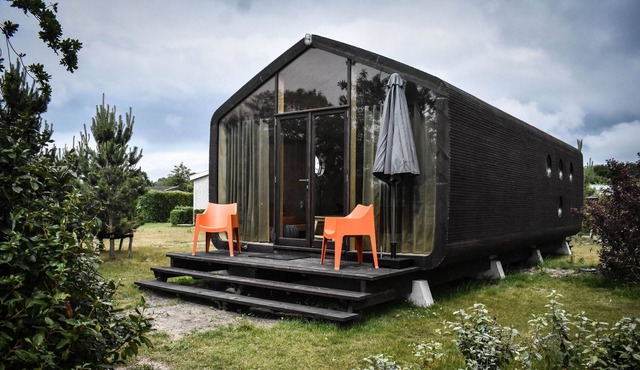 Atmospheric cabin with WiFi in a holiday park close to the North Sea