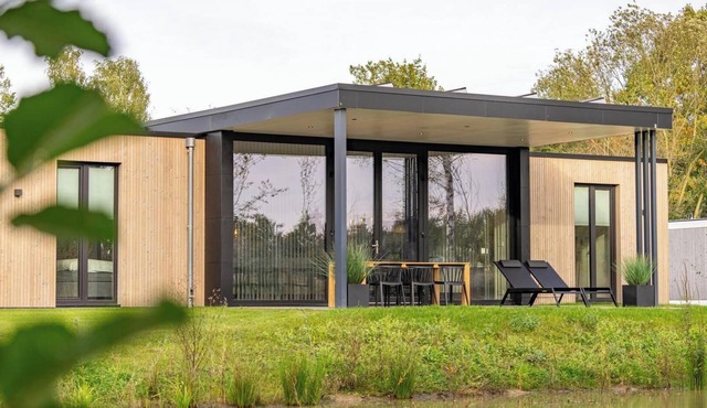 Atmospheric design lodge with plenty of light three bathrooms and large terrace. Enjoy luxury and tranquillity in the heart of nature.