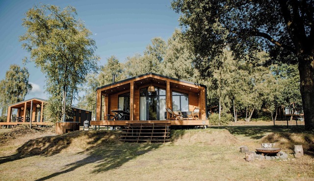Atmospheric Scandi by the lake for 5 people, with private hot tub, wood-burning stoves, spacious veranda, and plenty of nature and resort facilities within easy reach.