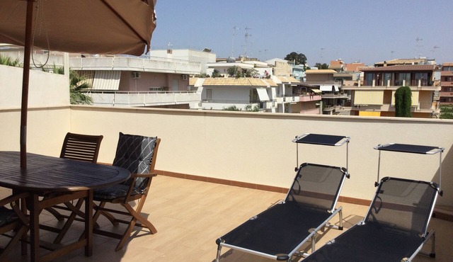 Attic, stylishly furnished, large terrace and sea view, 5 min. to the beach.