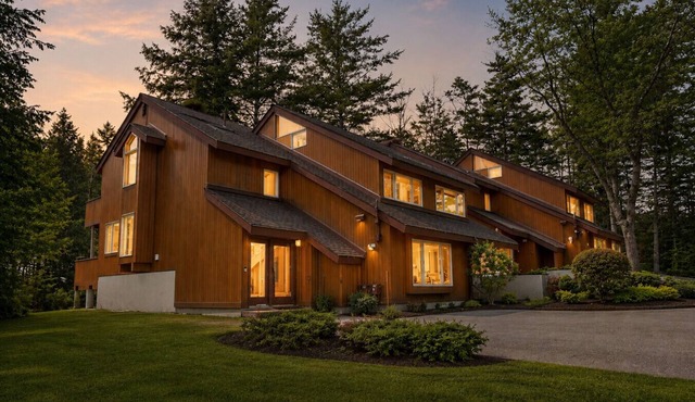 Attitash Heights | Ski in/out Getaway with Pool