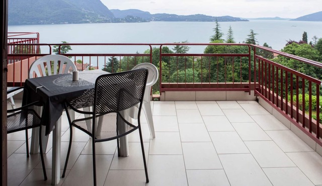 Attractive 3½-room apartment with 2 balconies, pool and dream view
