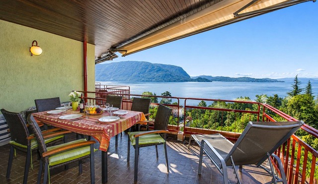 Attractive 4½-room apartment with 3 balconies, pool and dream view