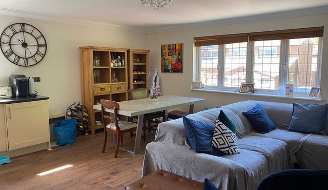 Attractive Large 2 bed apartment - great location