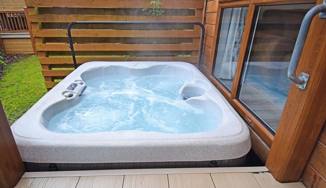 Attractive two bedroom, two bathroom lodge, with hot tub.
