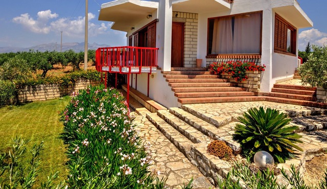 Attractive villa with sea view and garden in one of Sicily's loveliest areas