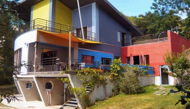 Atypical architect's house and its private port on the Seine