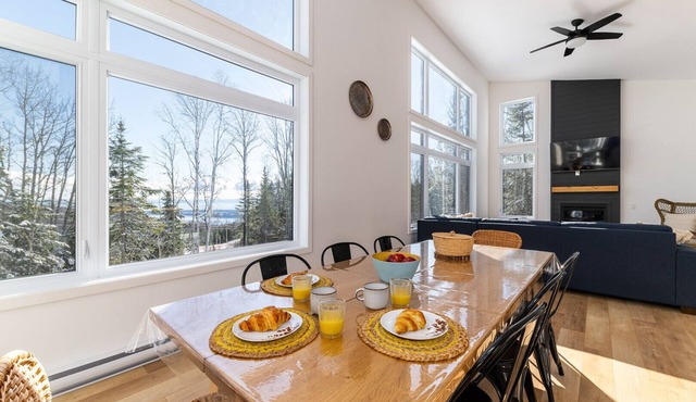 Au Clair de Lune 103: River View, Hot Tub & Trails
