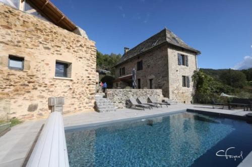 Aubié modern barn swimming pool and AC