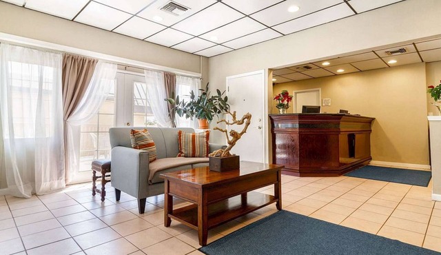 Auburn House Hotel
