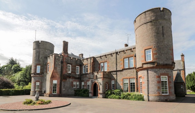 AUCHENTROIG HOUSE, family friendly, with open fire in Buchlyvie