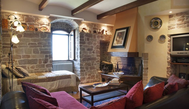 Augustus - Hilltop Medieval Escape with Panoramic View