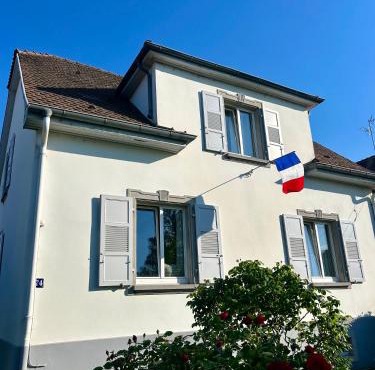 Aulouison Maison spacieuse et paisible de 200 m2, à proximité du Parlement européen