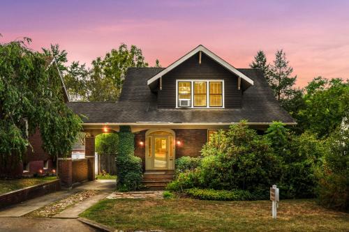 Aunt Bea's Bungalow - Pet Friendly - Hot Tub - Screen Porch - Wifi - Fenced Yard - King Bed - Town