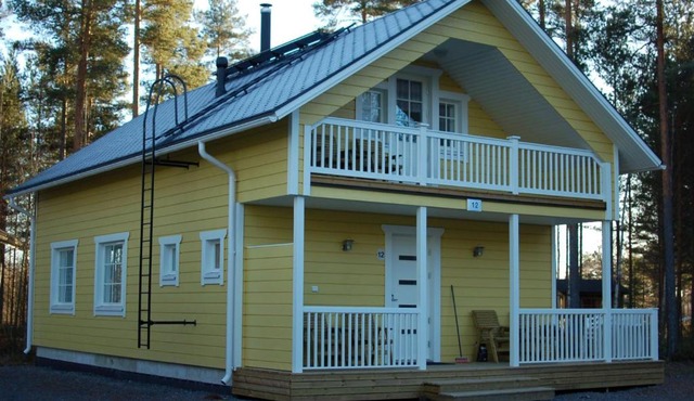Aurinkolinna 12