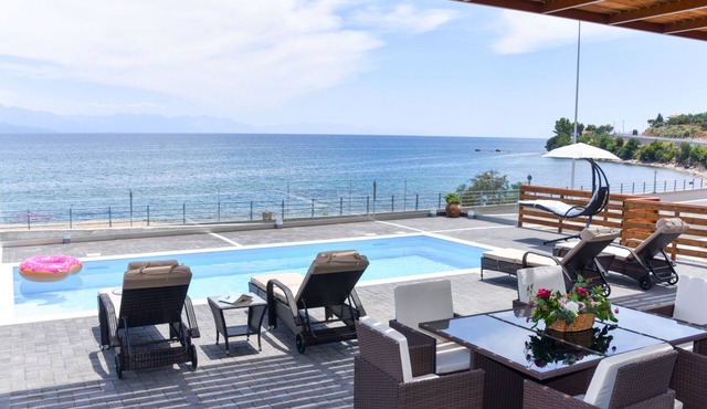 Aurora Luxury Retreat - Beachfront & Private Pool