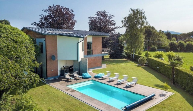 Aurora Villa with pool in Lesa
