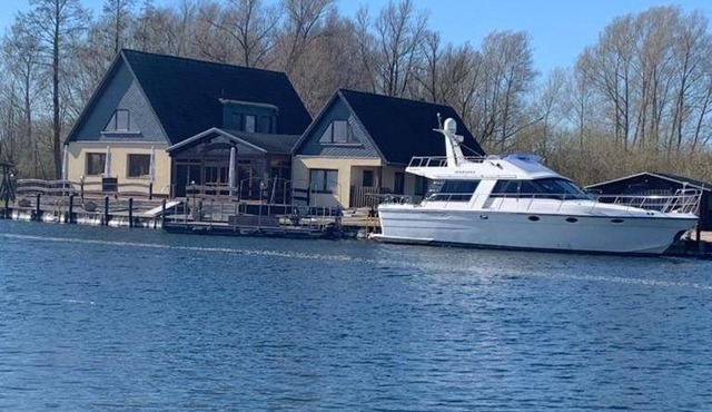 Ausflugsrestaurant & Pension Aalbude & Hausfloßvermietung 15 PS am Kummerower See-Verchen