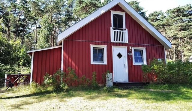 Austernperle 258 Vacation Home in Baabe. Relax in the hot tub and in your own sauna. Cozy evenings by the fireplace. A terrace right on the edge of the forest with exclusive teak lounge chairs. One parking space included