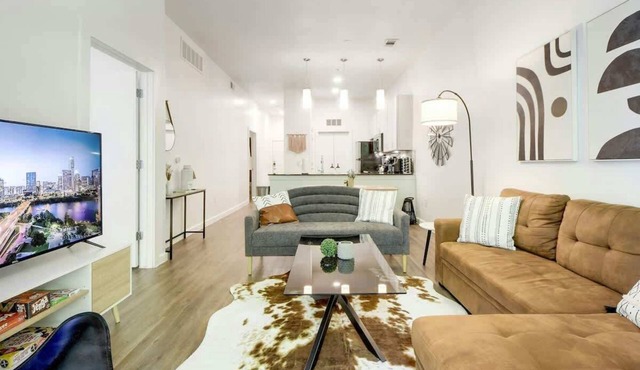 Austin 2BR/2BA | Pool, Gym, Parking 30+ Night Stay