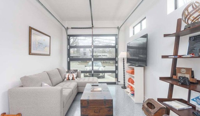 Austin Outpost - Modern Home, Walk to South Congress