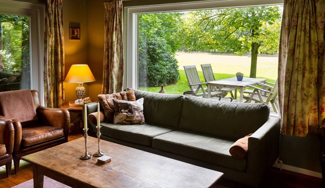 Authentic and comfortable forest lodge, with bath and fireplace. Pet friendly!