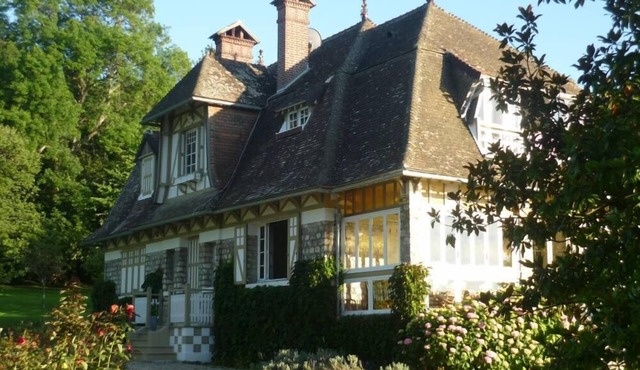 Authentic and spacious Normandy Manor direct sea view