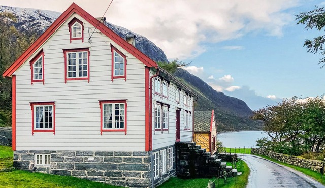 Authentic and spacious cottage on the shore of Midfjord.