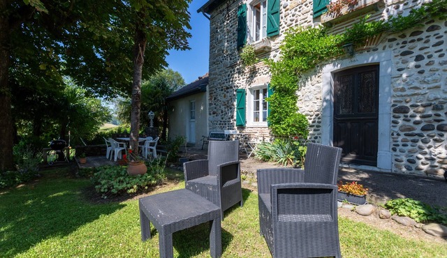 Authentic Béarnaise House with Mountain View, Wi-Fi, and Air Conditioning