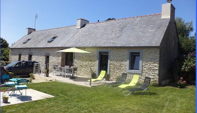Authentic Breton cottage in the countryside, close to services and the sea.
