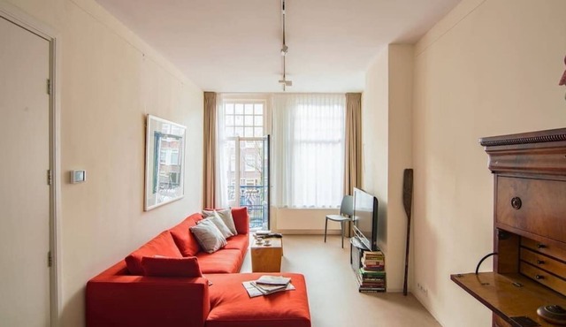 Authentic canal view apartment in Jordaan