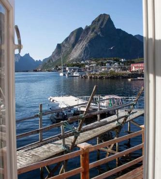 Authentic central located cabin close to Reinebringen Lofoten