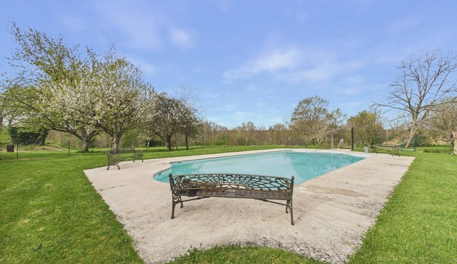 Authentic charming cottage & shared pool