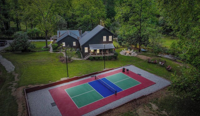 Authentic Cherokee Cabin Farm: Pickleball, Firepit, Swing, Creeks, Grills