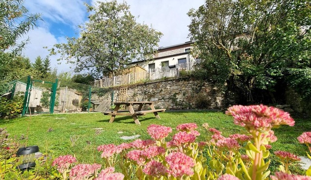 Authentic cottage with garden and pets allowed