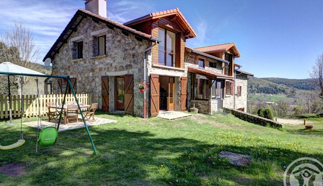 Authentic cottage with fireplace, pets allowed and WiFi by the forest