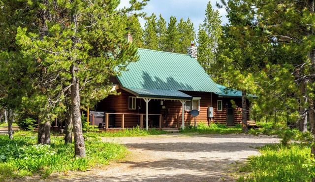 Authentic Cozy Island Park Family Cabin w/Hot Tub and near Yellowstone