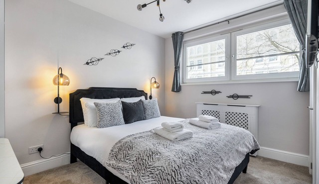 Authentic Duplex Apt and Private Parking in Chelsea