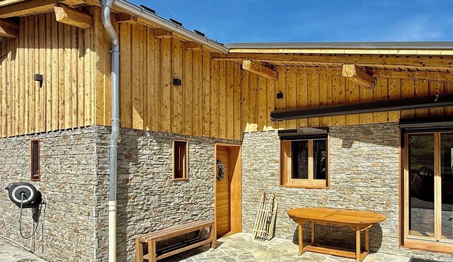 Authentic Chalet with Jacuzzi, 3 min from ParadiSki Slopes.