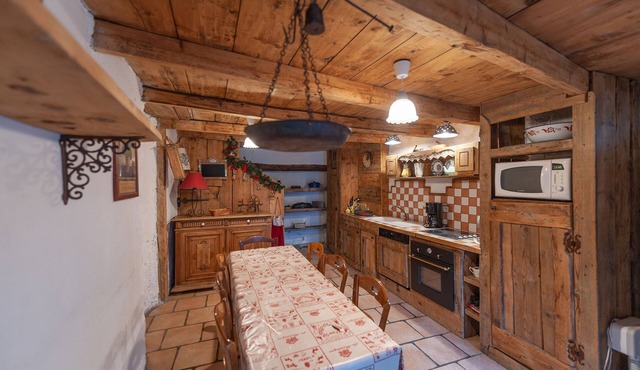 Authentic home, combining the warmth of wood and mountain stone.