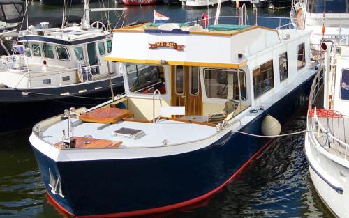 Authentic houseboat Amalia