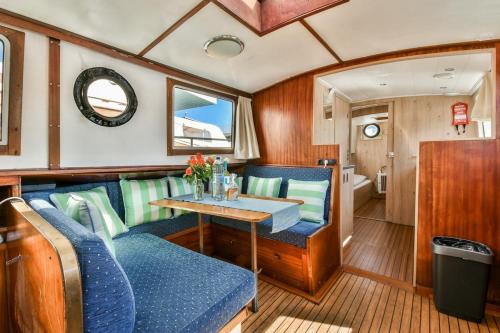 Authentic houseboat city center 'Loosdrecht'