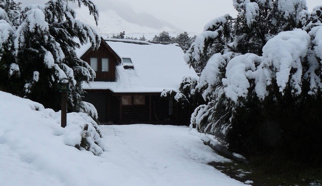 Authentic log chalet serene and secluded with outdoor spa