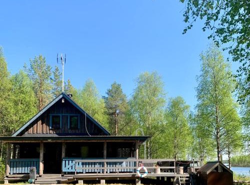 Authentic Log Cottage with Hot Tub
