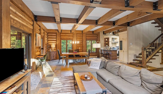Authentic logwood cabin next to Mont-Blanc ski station, close to Tremblant.