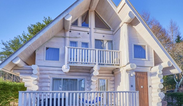 Authentic Luxury Canadian Log House with a 350-Year-Old Yellow Cedar Hand-Cut.