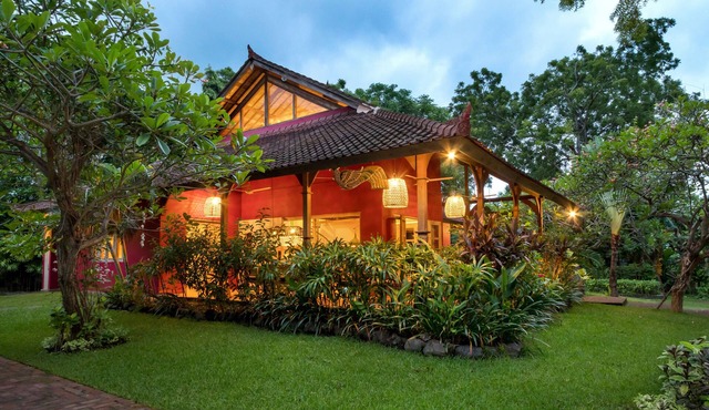 Authentic, peaceful villa with private pool and a lush tropical garden (3000 m2)