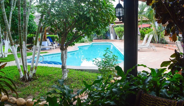 Authentic pool-side apt studio w/full kitchen, 1min walk to beach, free yoga