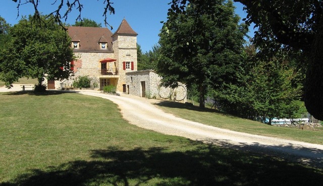 AUTHENTIC QUERCY HOUSE WITH SWIMMING POOL