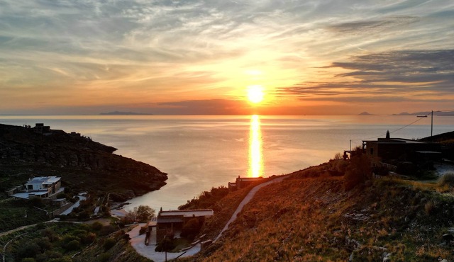 Authentic self-contained Aegean apartment, waterfront, peaceful location, sea view